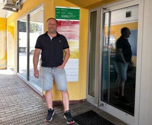 Vchodové dveře do budovy ve Zlíně – pomoc dlužníkům, den otevřených dveří pořádá Milan Vozár